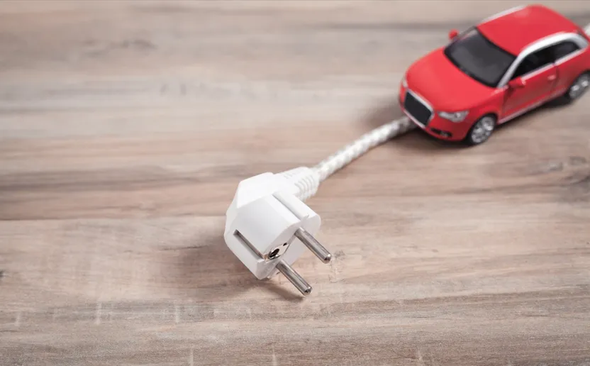 Variabel eller fast elaftale hen over sommeren – hvad er bedst for elbilejere?