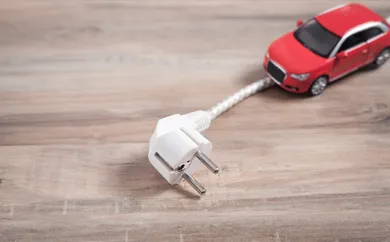 Variabel eller fast elaftale hen over sommeren – hvad er bedst for elbilejere?